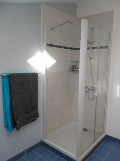 Chèvrefeuille view of shower in the en suite bathroom to master bedroom