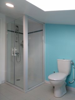 Chèvrefeuille view of family bathroom with shower, WC and sink