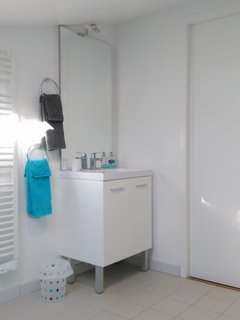 Chèvrefeuille view of vanity unit in family bathroom
